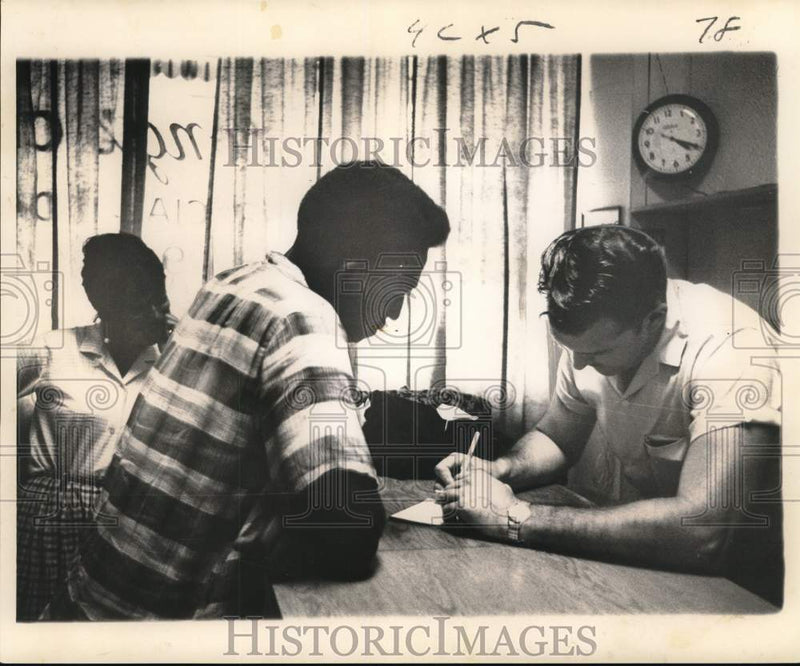 Load image into Gallery viewer, 1964 Press Photo Couple received $55 for coat valued at $160 - noc58265
