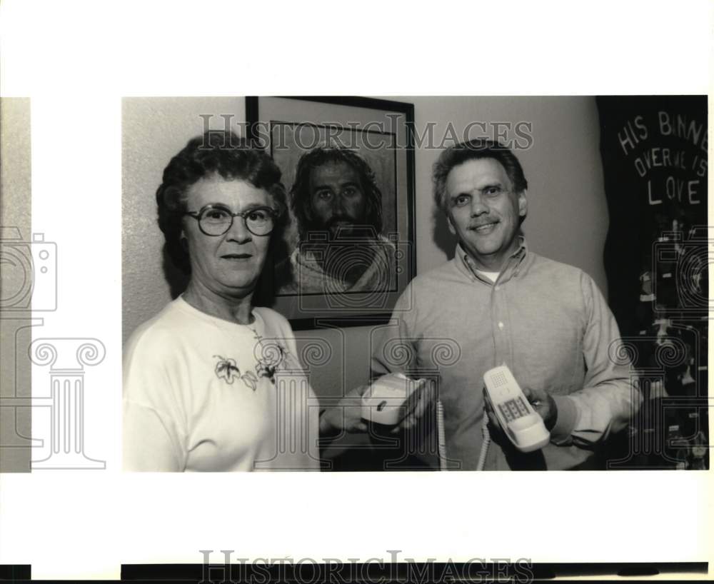 1995 Press Photo Elizabeth Weaver, Pastor Jim Shears offers special prayer line- Historic Images