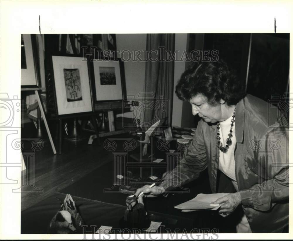 1992 Press Photo Lorraine Sherman, St. Bernard Art Guild Spring Show Judge