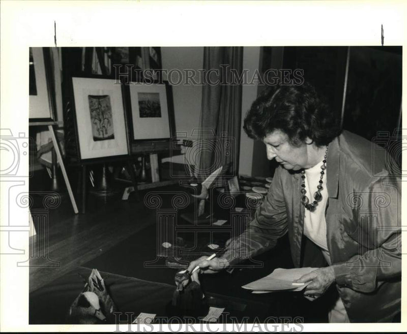 Load image into Gallery viewer, 1992 Press Photo Lorraine Sherman, St. Bernard Art Guild Spring Show Judge
