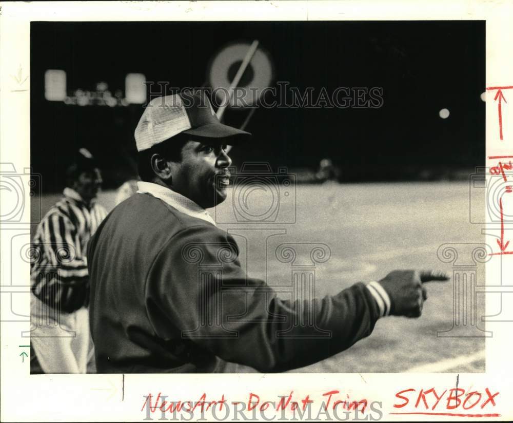 1979 Press Photo St. Augustine football coach Otis Washington on field- Historic Images