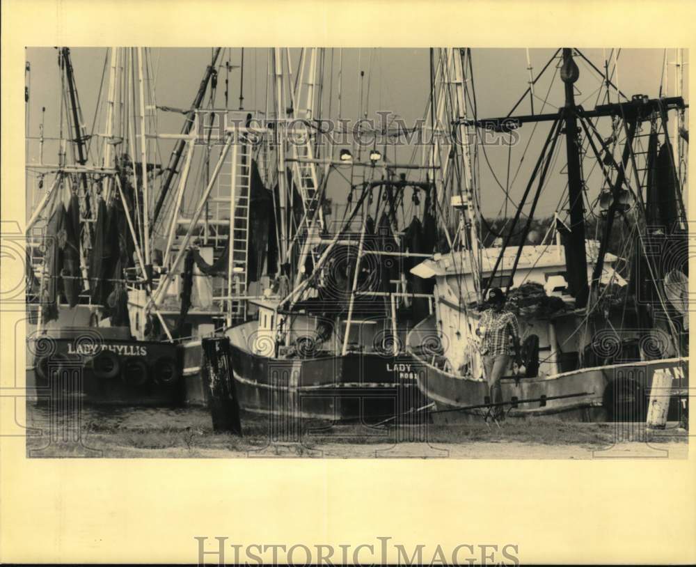 1990 Press Photo Shrimp boats berthed side by side at Aransas Pass, Texas- Historic Images