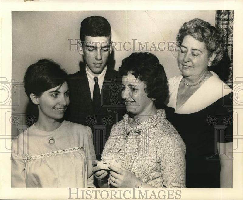 Load image into Gallery viewer, 1965 Press Photo Kingsley House Awardees at the Kingsley House - noc58715
