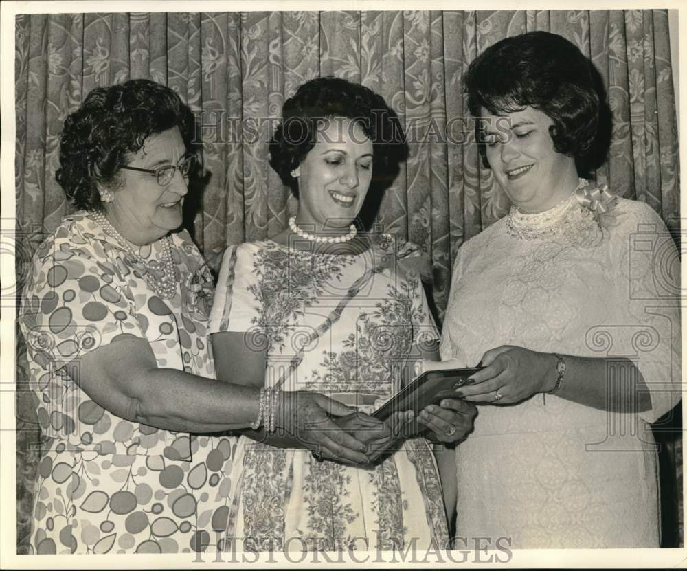 1964 Press Photo Southern Bell Wives Installation and Woman of the Year Awarding