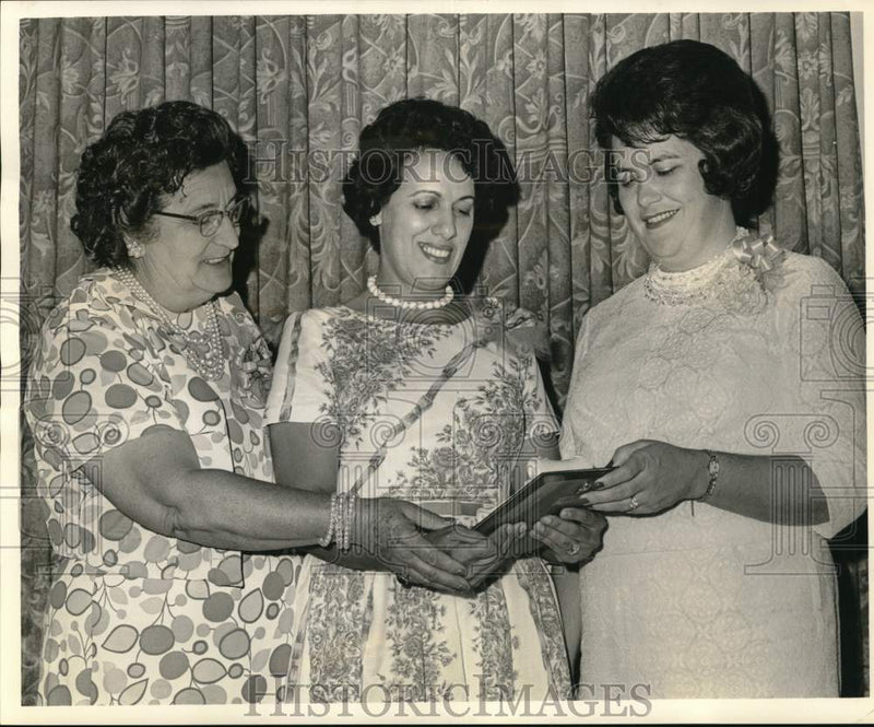 Load image into Gallery viewer, 1964 Press Photo Southern Bell Wives Installation and Woman of the Year Awarding
