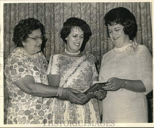 1964 Press Photo Southern Bell Wives Installation and Woman of the Year Awarding