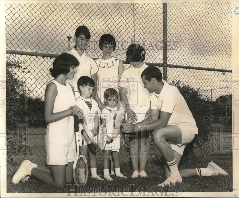 1968 Press Photo Youngsters at City Park register for 21st CYO Tennis Clinic.- Historic Images