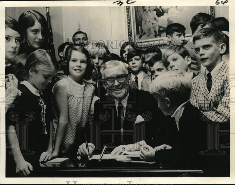Load image into Gallery viewer, 1968 Press Photo Leo John Sheridan was sworn in as U.S. ambassador to Ireland
