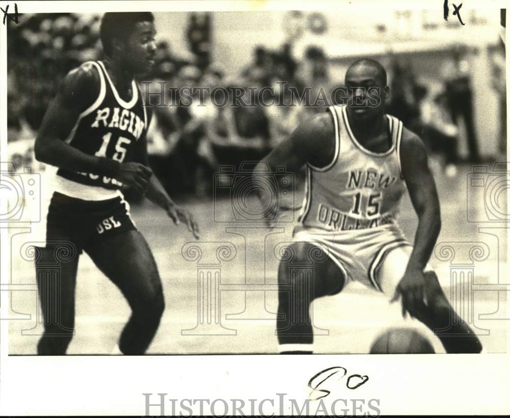 1983 Press Photo USL guard Johnny Collins guards UNO&#39;s Eugene Washington- Historic Images