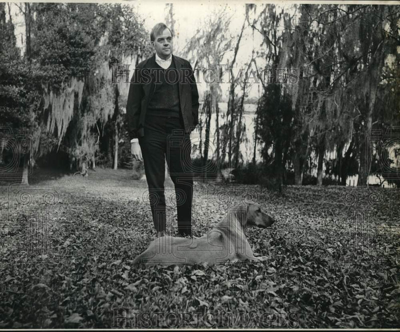 Load image into Gallery viewer, 1970 Press Photo Painter Edward Simmons with his dog - noc59083
