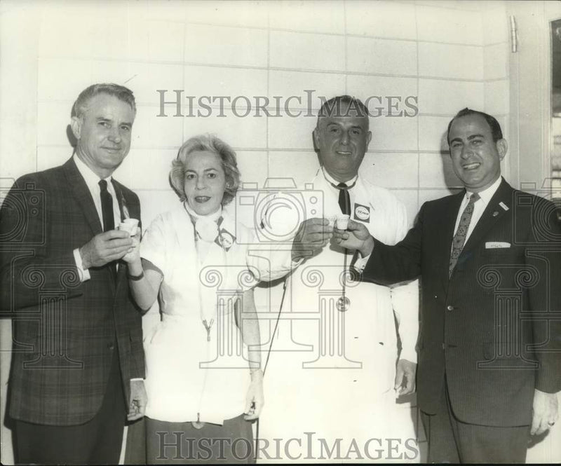 Load image into Gallery viewer, 1963 Press Photo First recipients of the "Sabine Oral Vaccine" in Kenner area
