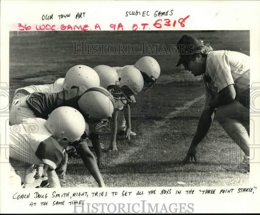 1985 Press Photo Doug Smith puts his players in the "Three Point Stance"- Historic Images