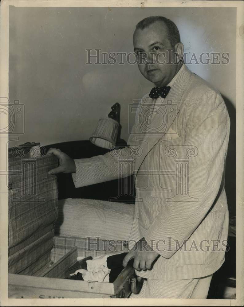 Load image into Gallery viewer, 1947 Press Photo Burnett H. Shyrock, Local Executive in his office - noc59207
