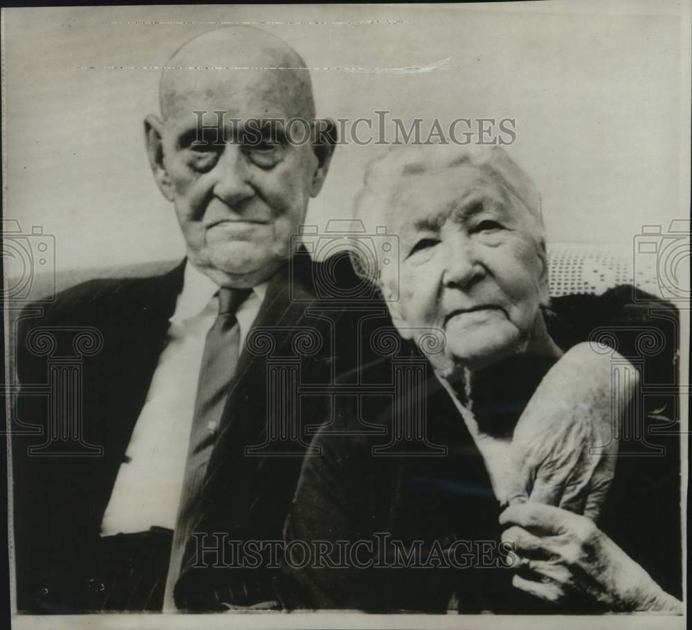 1965 Press Photo Ole and Otila Sholberg celebrate 80th wedding anniversary in MN