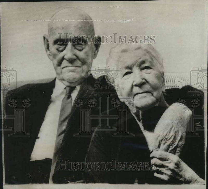 Load image into Gallery viewer, 1965 Press Photo Ole and Otila Sholberg celebrate 80th wedding anniversary in MN

