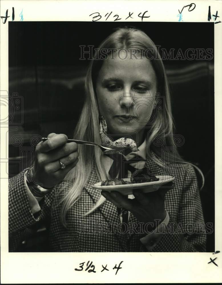 1980 Press Photo Magazine Editor Julie McSherry tastes Malaysian shrimp- Historic Images