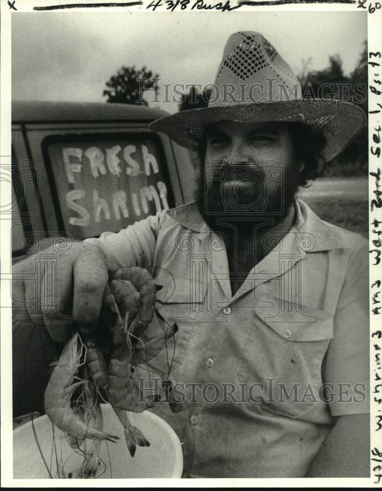 1980 Press Photo Roadside shrimp peddler Ronald Plaisance of Westwego- Historic Images