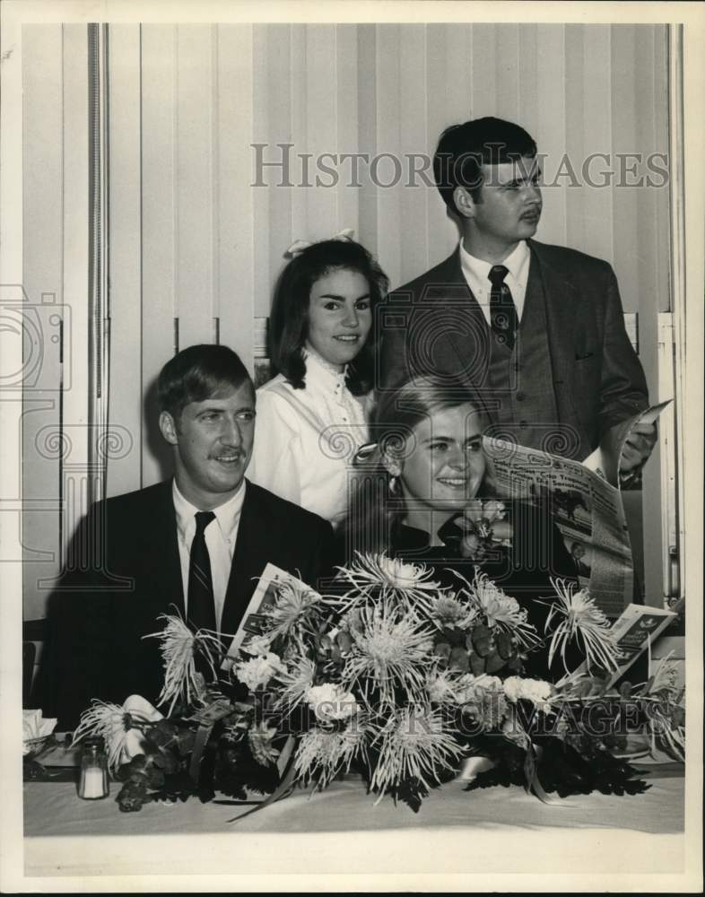 Load image into Gallery viewer, 1969 Press Photo Civic Group leaders meeting for a caucus - noc59491
