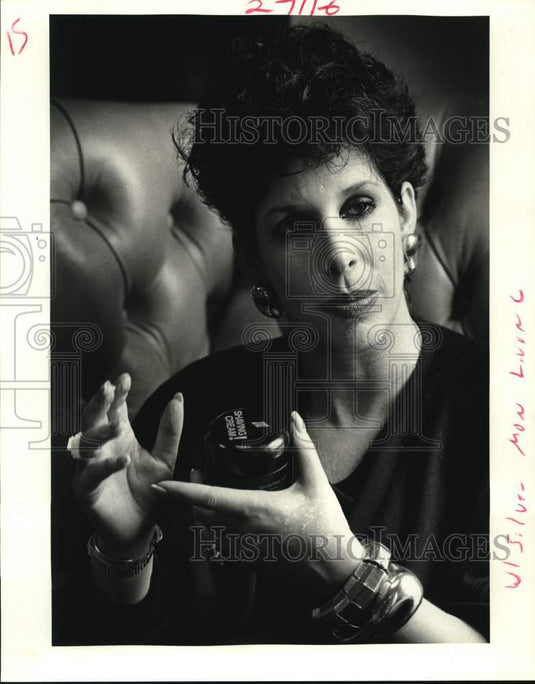 1987 Press Photo Linda Silver talks about shaving system she created for men- Historic Images