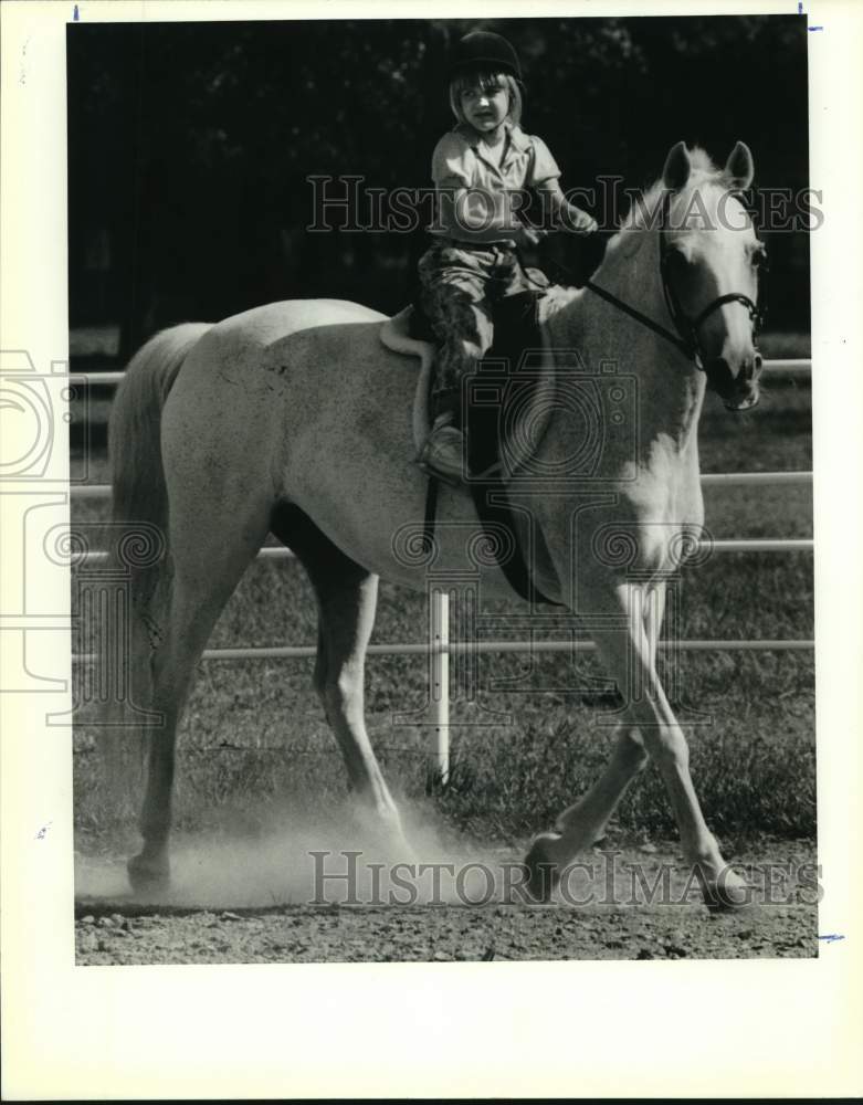 1989 Press Photo Rachel Simon rides horse at L &amp; L Farms near Madisonville- Historic Images