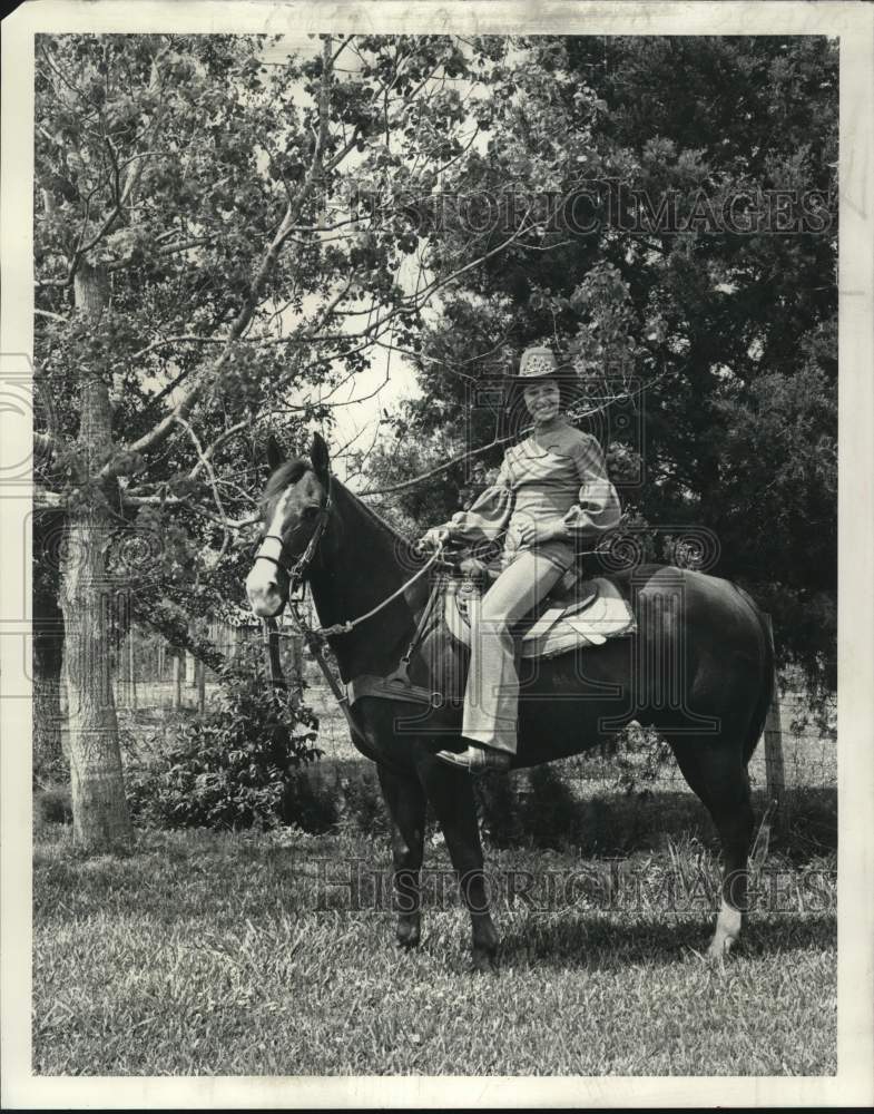 1975 Press Photo Felicia Simon and her show horse Cricket in competitive garb- Historic Images