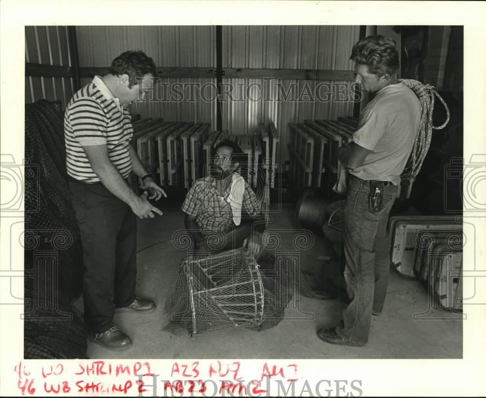 1985 Press Photo Fisheries agent explains trawling device to shrimp fishermen- Historic Images