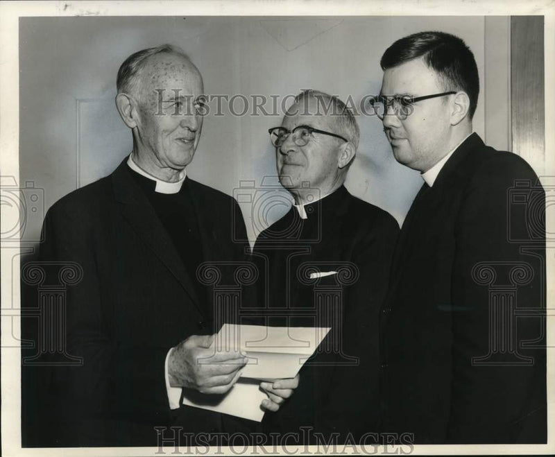 Load image into Gallery viewer, 1967 Press Photo Three priests conferring about their ministry work - noc59908
