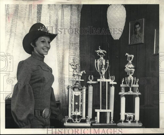 1975 Press Photo Felecia Simon in her living room surrounded with her trophies- Historic Images