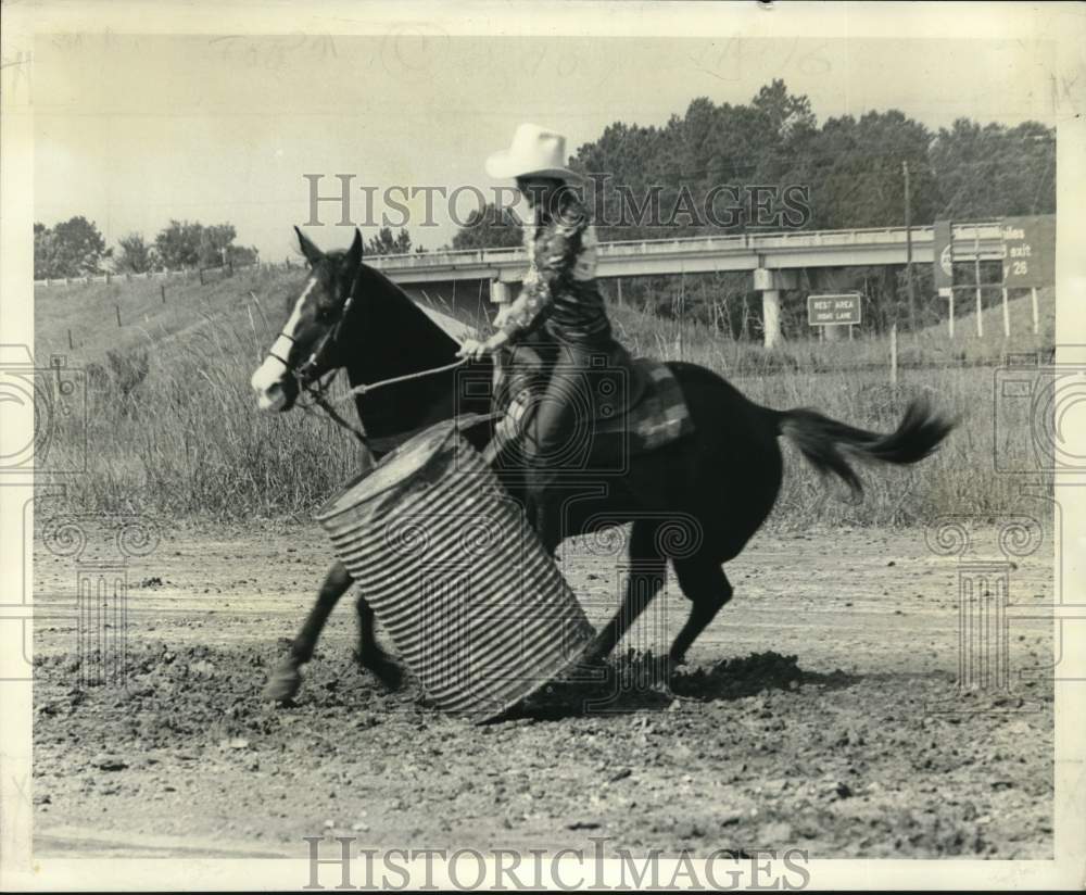 1975 Press Photo Felecia Simon riding her horse Cricket- Barrel Roll- Historic Images