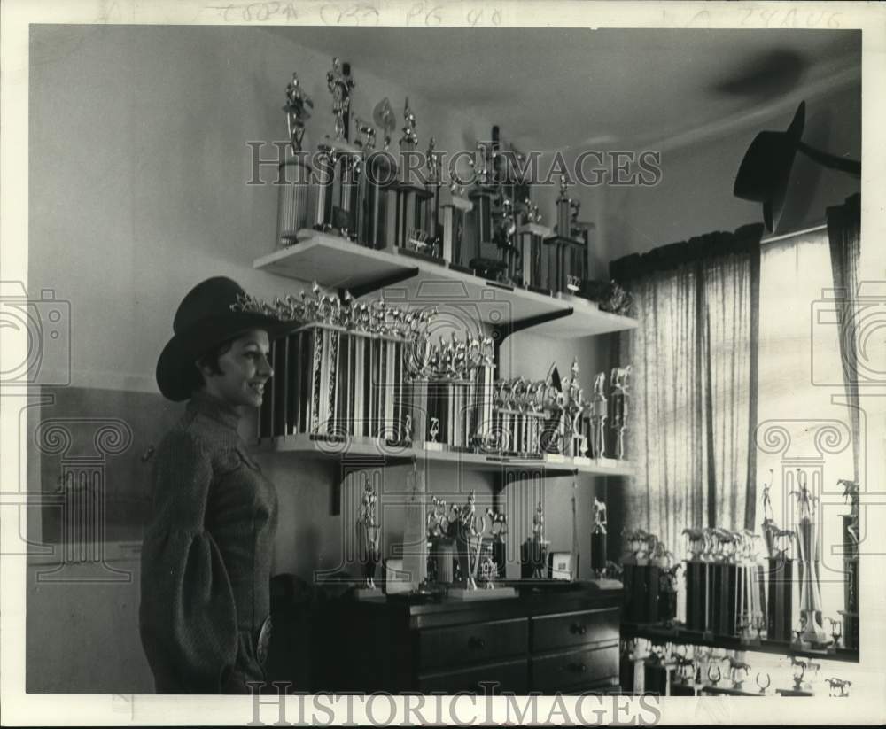 1975 Press Photo Felecia Simon with her trophy collection she won - noc59927- Historic Images