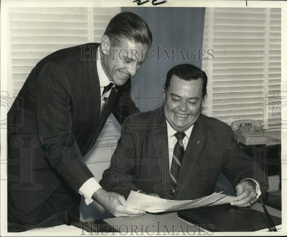 1970 Press Photo Claude Simon &amp; A. B. Nicholas Jr., Children&#39;s Football Fund- Historic Images