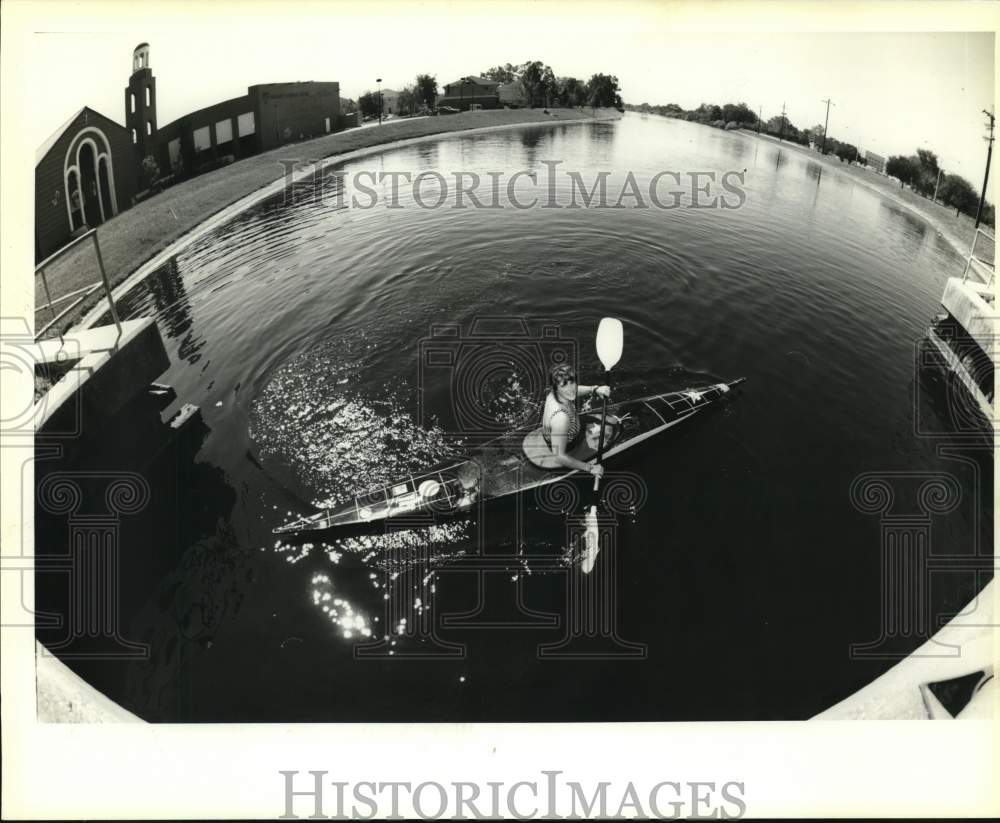 1990 Press Photo Mary-Marshall Siever in her kayak on Bayou St. John.- Historic Images