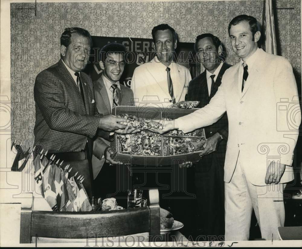 1969 Press Photo Annual Halloween candy sale of the Algiers Lions Club- Historic Images