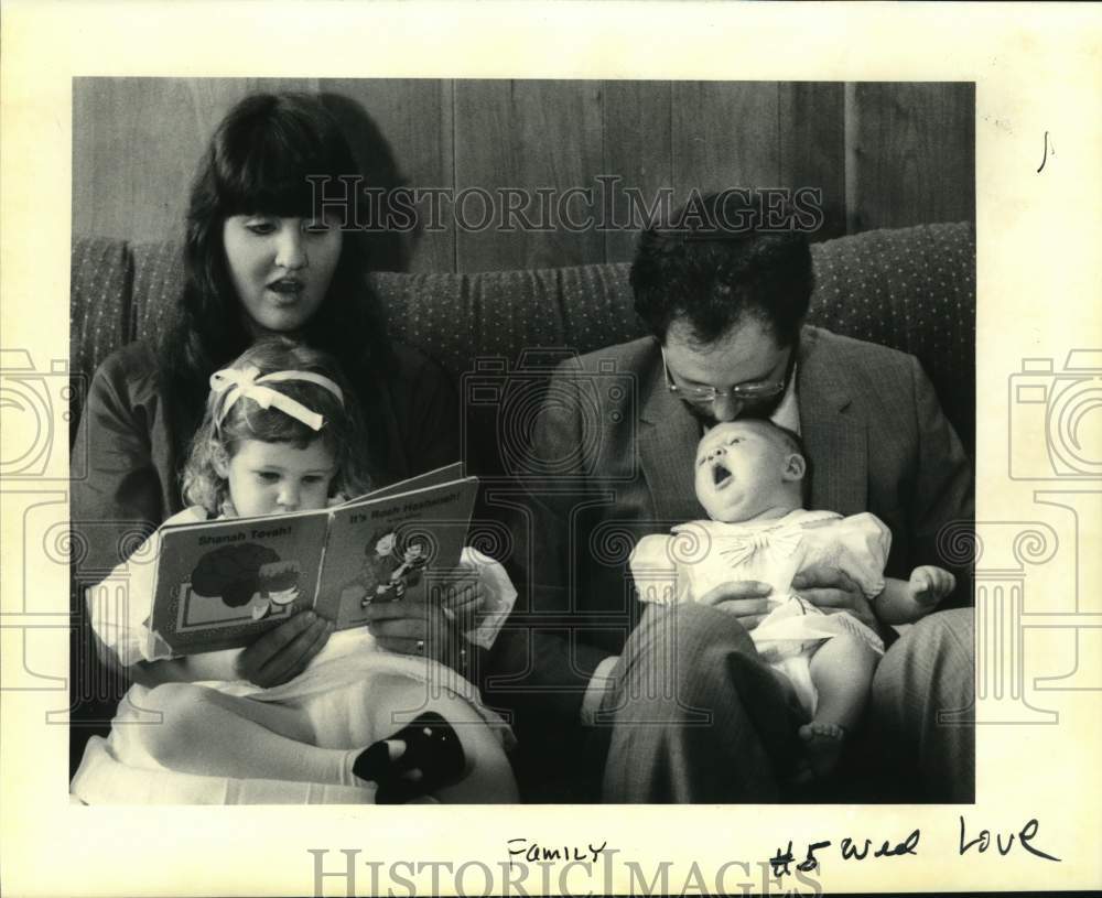 1992 Press Photo Jan Silverman reads to her daughter Tovah on Rosh Hashanah