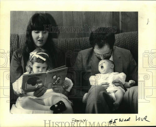 1992 Press Photo Jan Silverman reads to her daughter Tovah on Rosh Hashanah