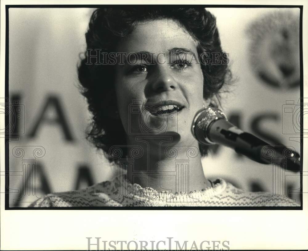 1984 Press Photo Pam Shriver speaking at the Hilton Tennis Center - noc60399- Historic Images