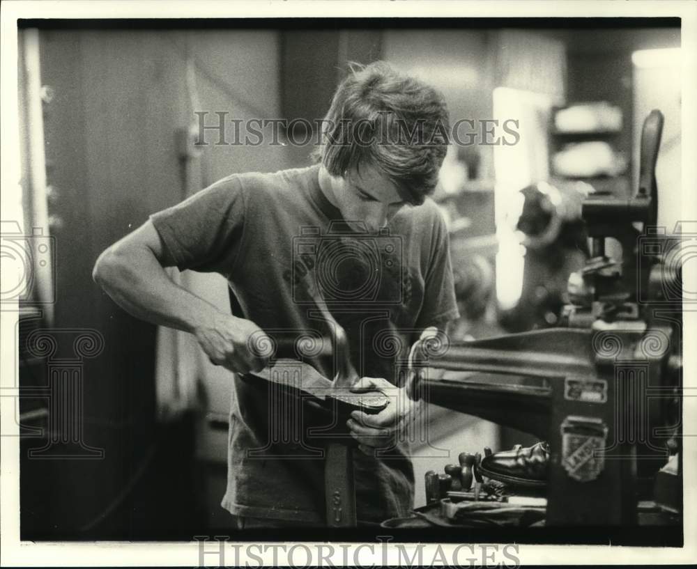 1978 Press Photo Putting plate on- Show Repair Shop - noc60408