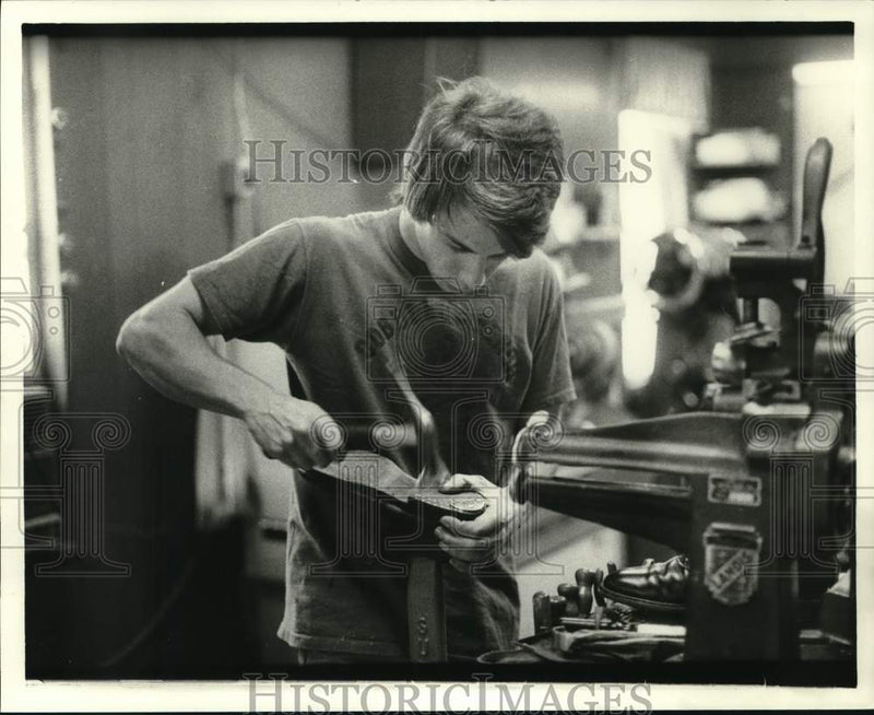 Load image into Gallery viewer, 1978 Press Photo Putting plate on- Show Repair Shop - noc60408
