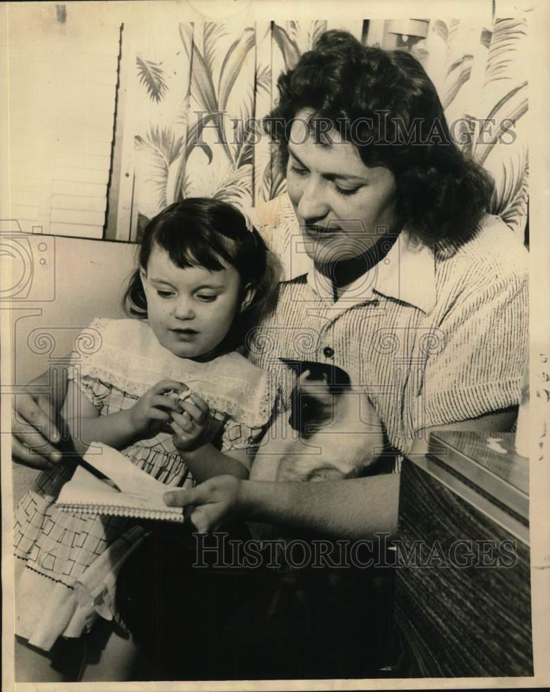 1958 Press Photo Mrs. Donna Sloan talks to daughter Karen at their LA trailer- Historic Images