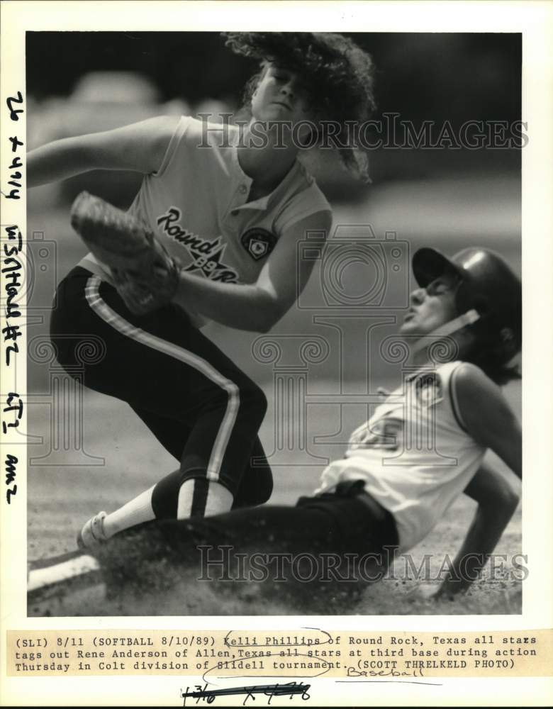 1989 Press Photo Kelli Phillips of Round Rock tags out Rene Anderson of Allen- Historic Images