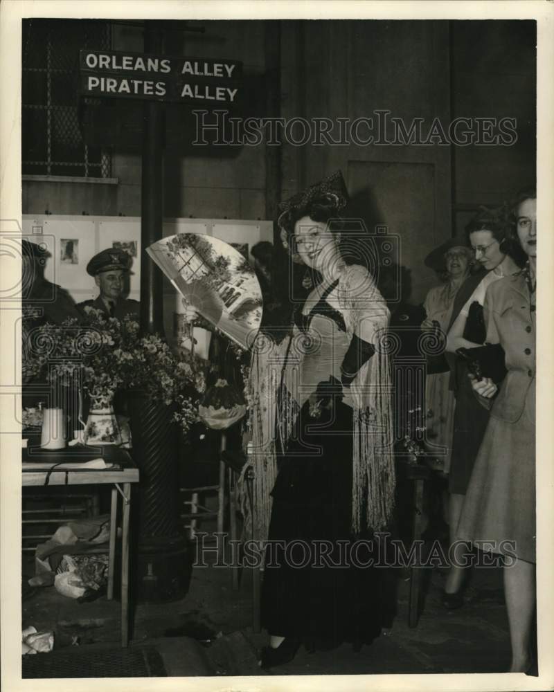 1946 Press Photo People enjoy Spring Festival on Pirates Alley in New Orleans