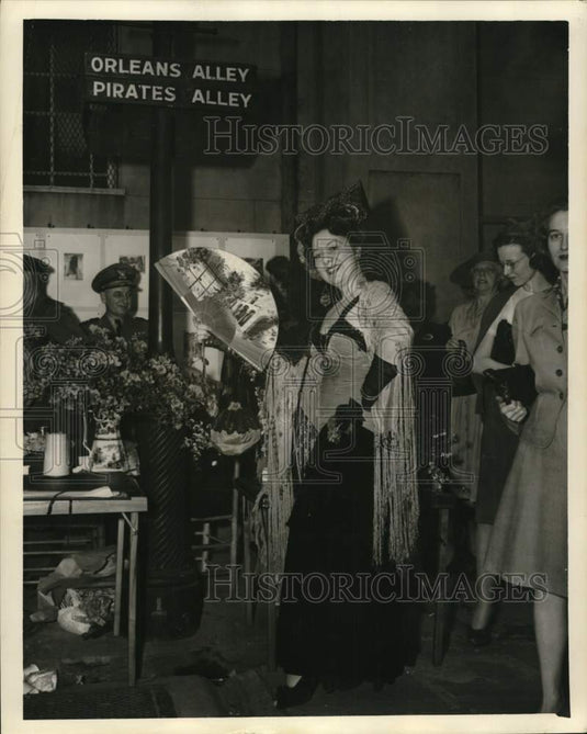 1946 Press Photo People enjoy Spring Festival on Pirates Alley in New Orleans