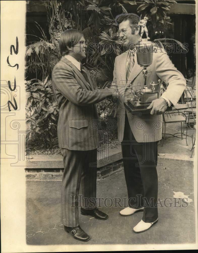 1972 Press Photo Tulane outfielder Cary Livingston receives T Club award- Historic Images