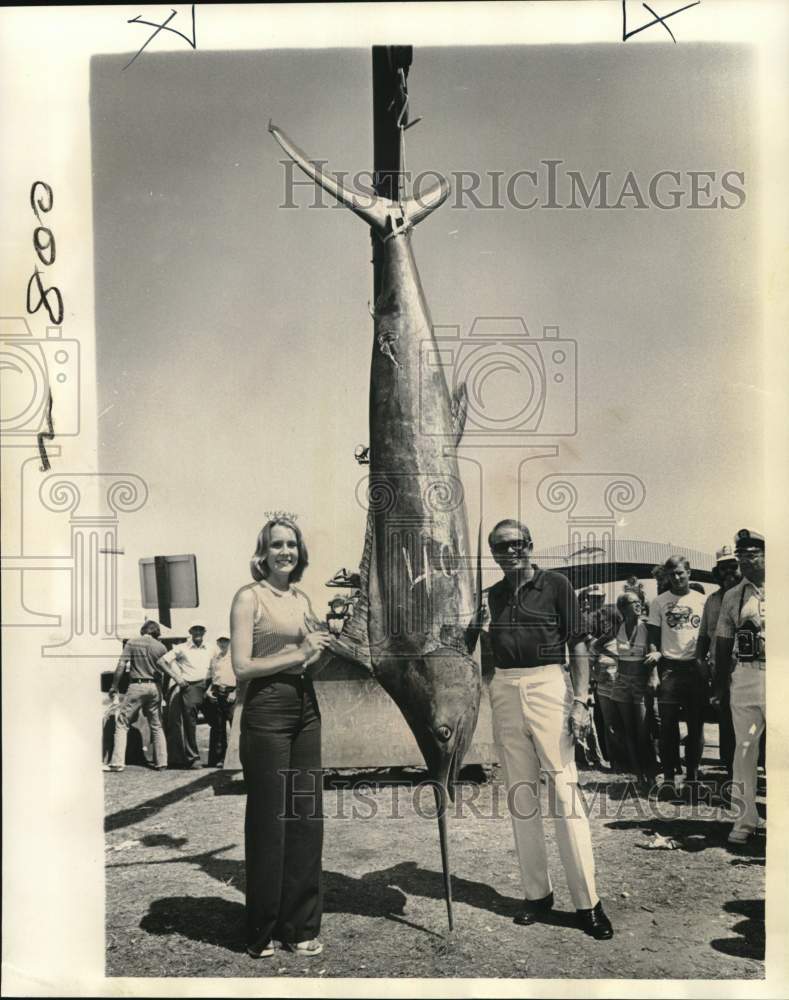 1974 Press Photo James C. Smith of Gretna poses with MS Deep Sea Fishing queen.- Historic Images