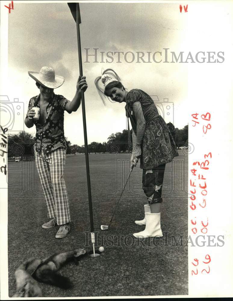 1985 Press Photo Ted &amp; Lisa Lewis putt on ninth hole in SLAM Golf Tourney- Historic Images