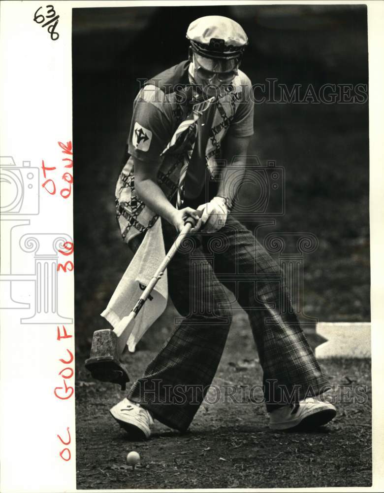1985 Press Photo Golfer in SLAM golf tourney tries to tee off with weed wacker- Historic Images