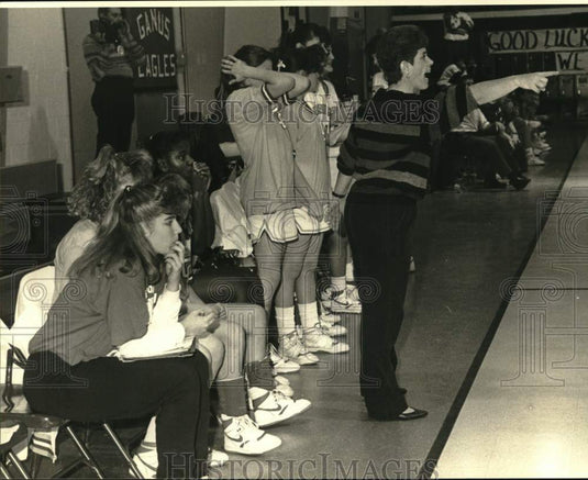 1989 Press Photo Noel Smith, Crescent City, shouts to her basketball players- Historic Images