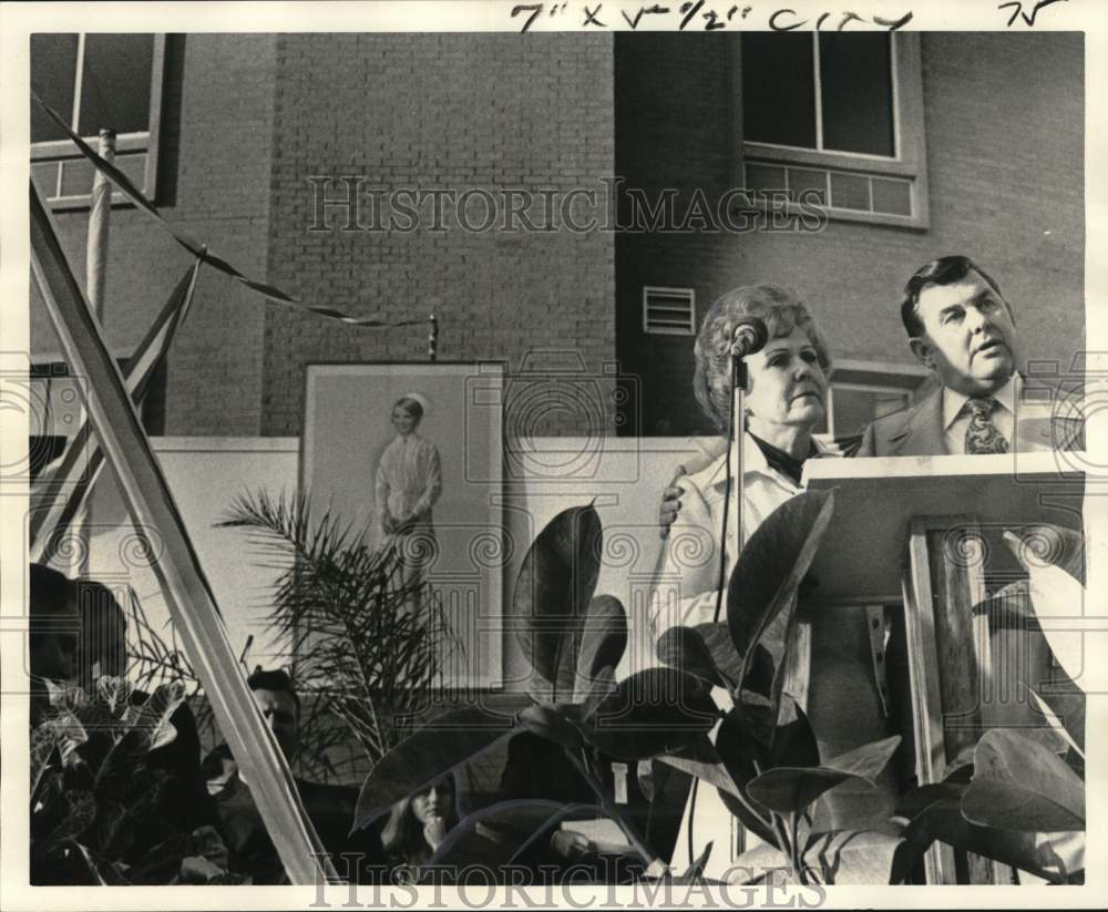 1975 Press Photo Mr. and Mrs. James Smith at hospital dedication ceremony