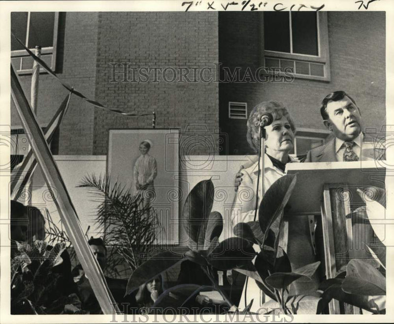 Load image into Gallery viewer, 1975 Press Photo Mr. and Mrs. James Smith at hospital dedication ceremony
