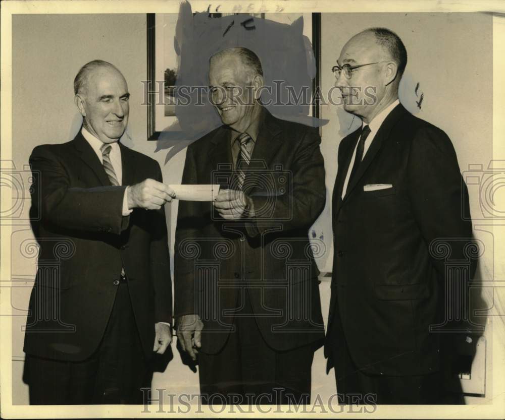 1971 Press Photo USM Foundation Board of Directors handing donates to the school- Historic Images